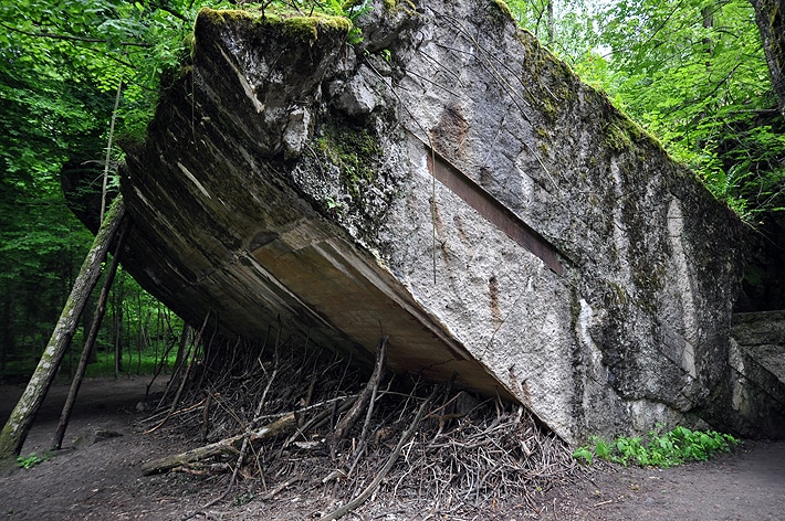 Zawalony strop bunkra w Wilczym Szańcu