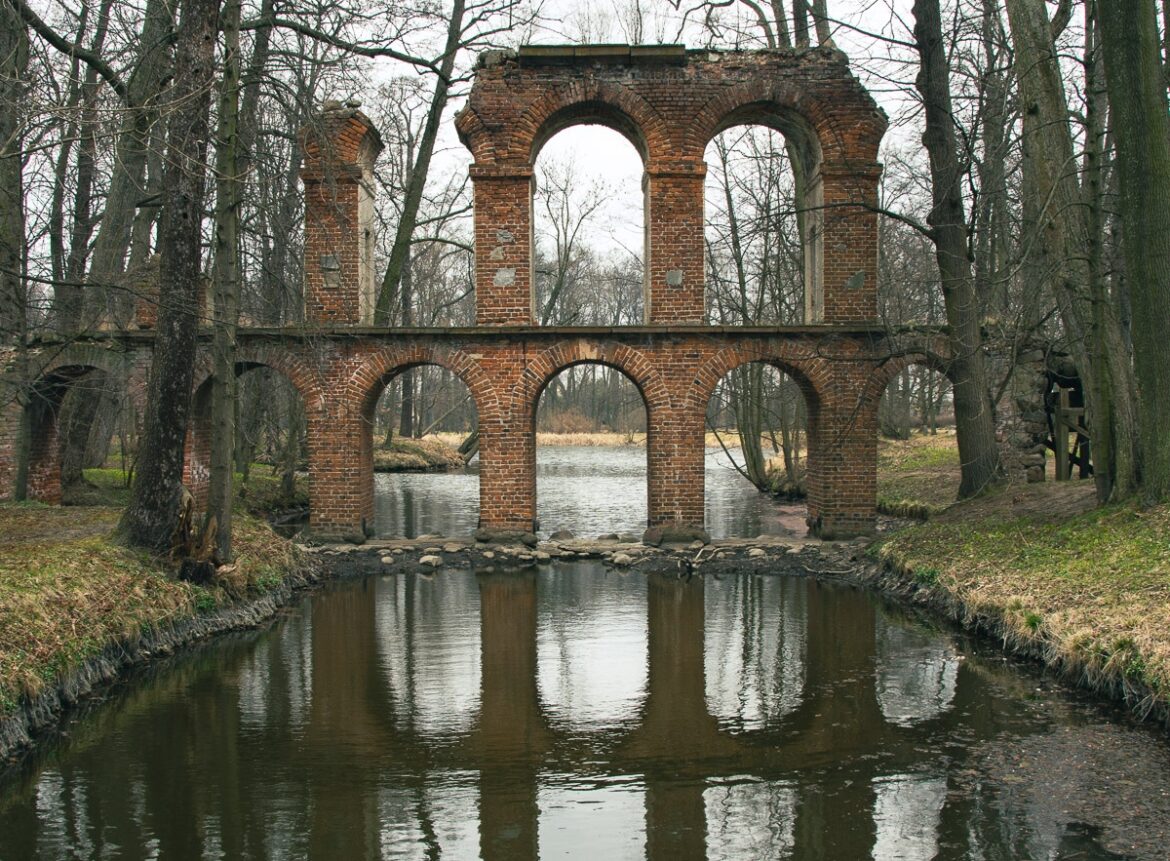 Akwedukt w Parku romantycznym Arkadia. Nieborów.