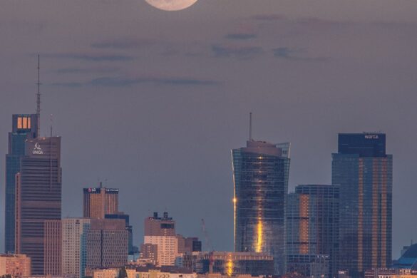 Wschód Księżyca w pełni (Pełnia Kwiatowa) nad Warszawą, 15 maja 2022