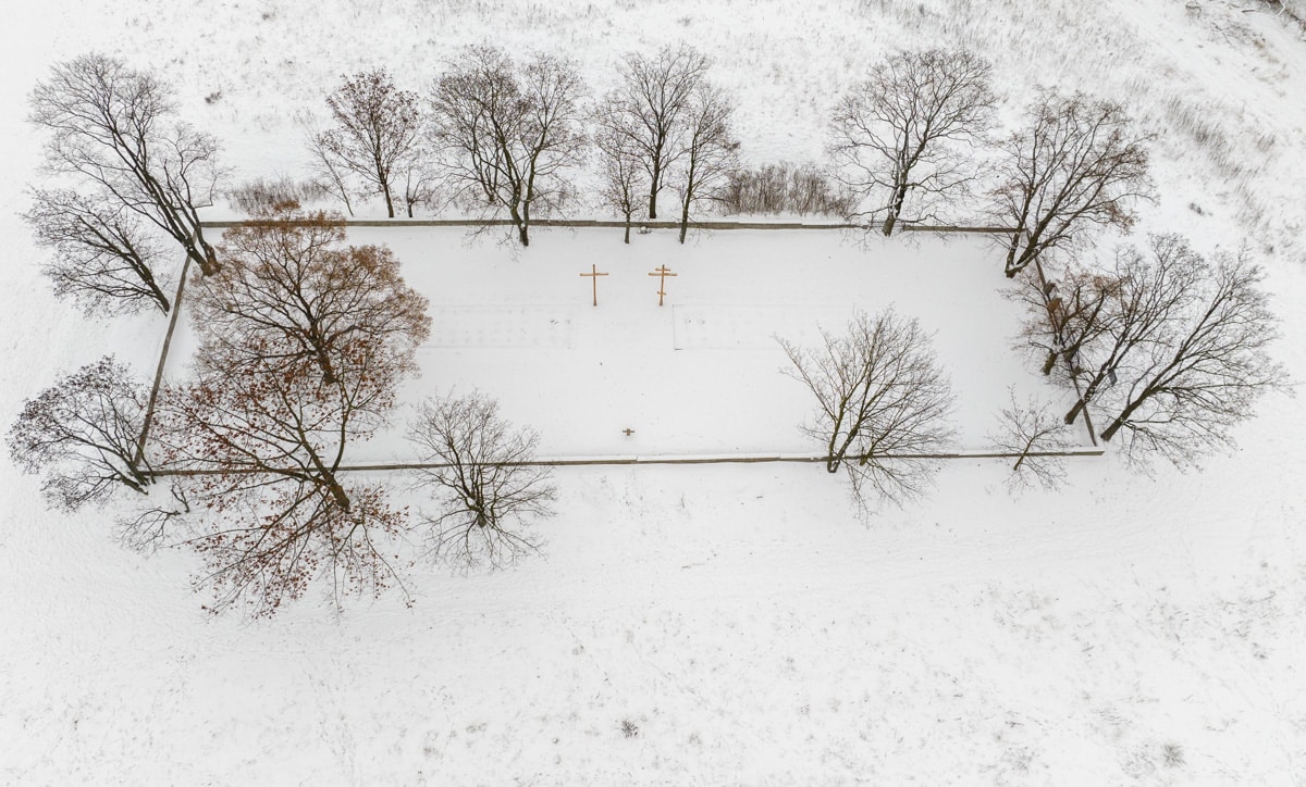 Cmentarz w Pęcicach zimą