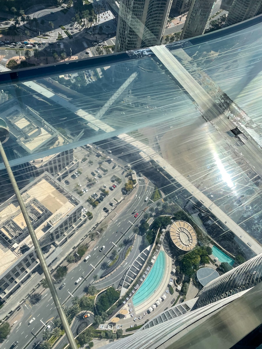 Szklana zjeżdżalnia w Sky Views w Dubaju