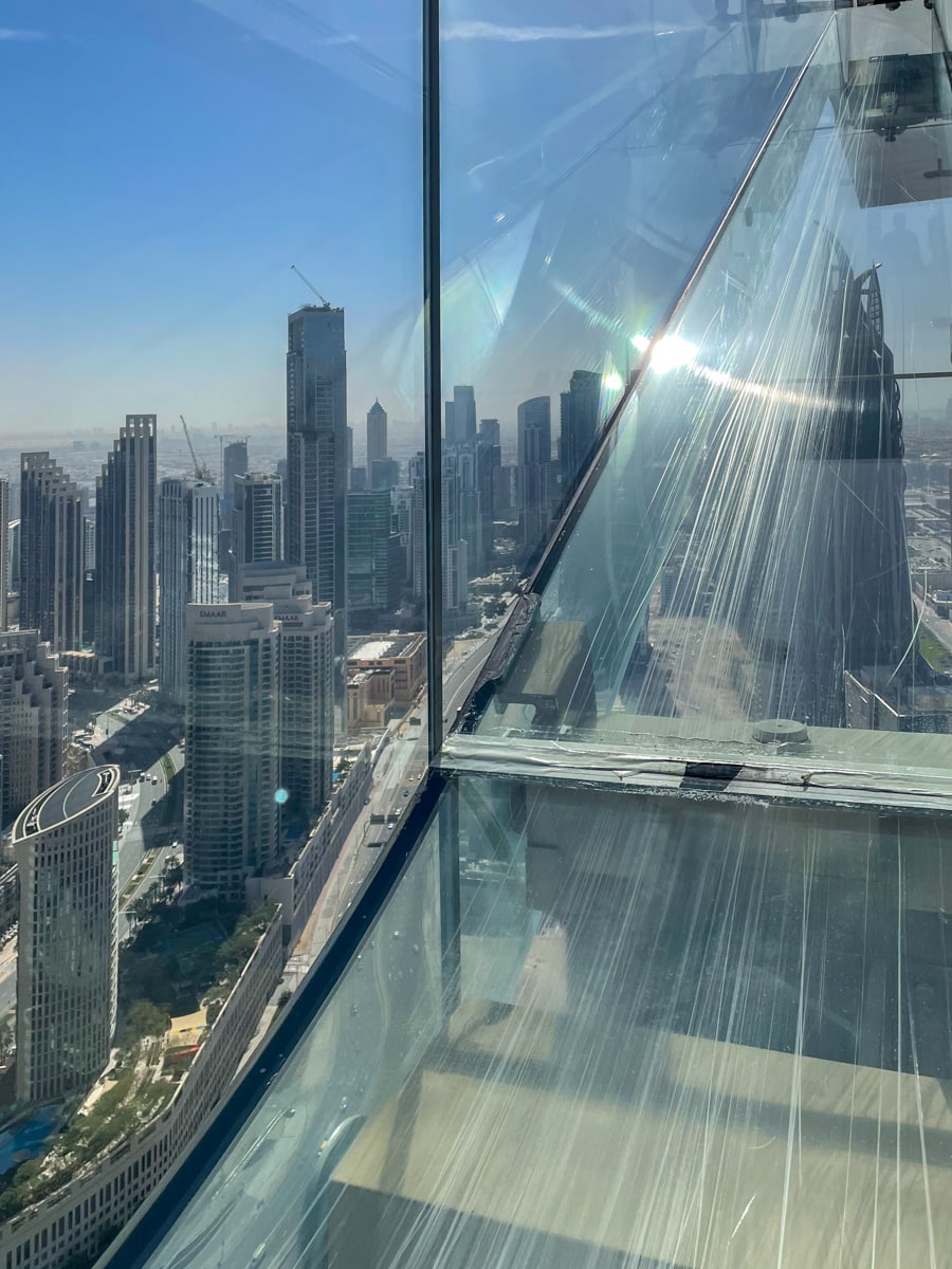 Szklana zjeżdżalnia w Sky Views w Dubaju