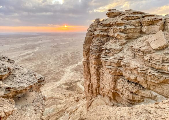 Zachód Słońca przy Edge of the World w Arabii Saudyjskiej